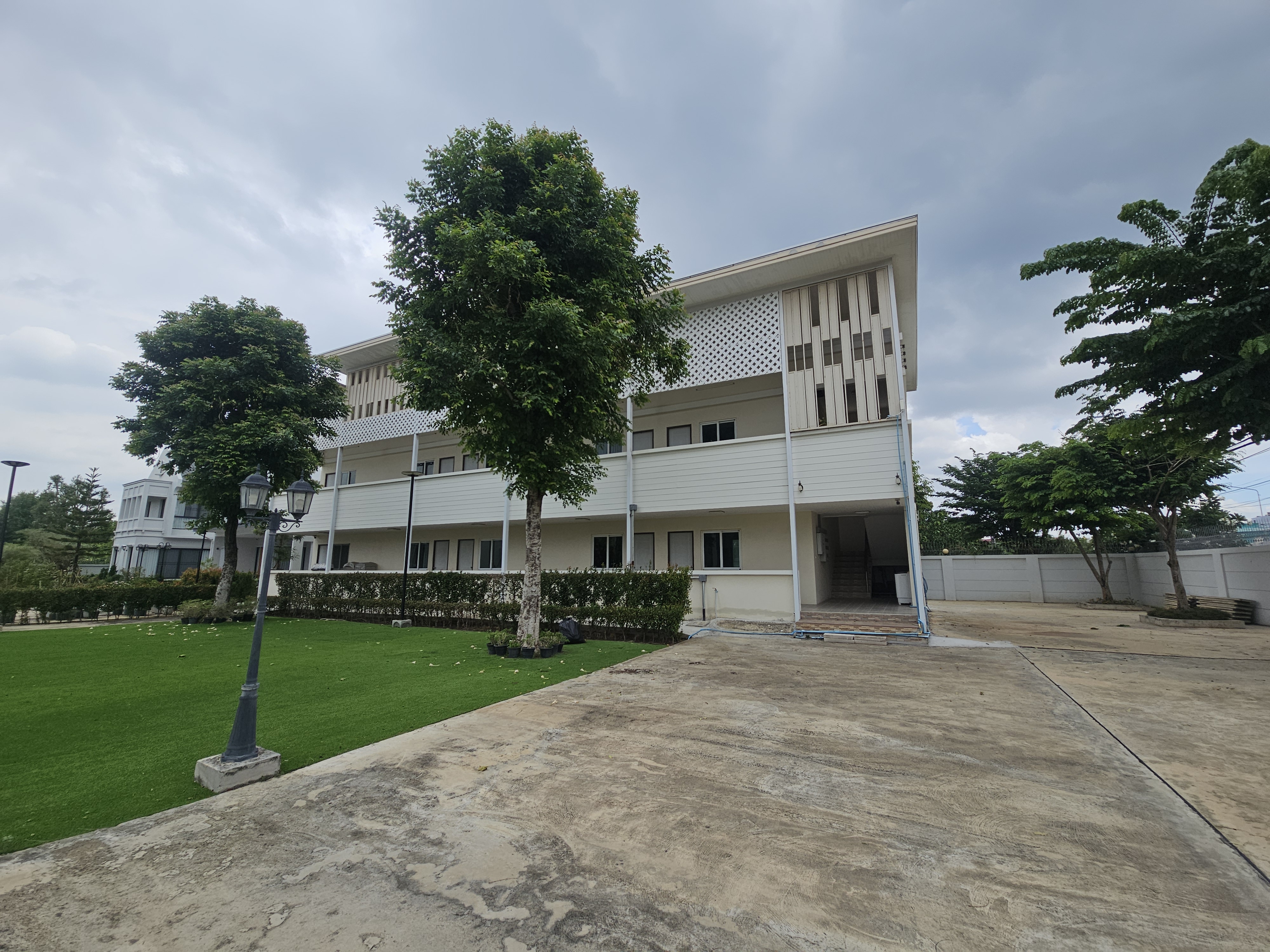 ให้เช่า! สำนักงาน 3 ชั้น + หอพักพนักงาน พุทธมณฑลสาย 1 (เนื้อที่ 2 ไร่)